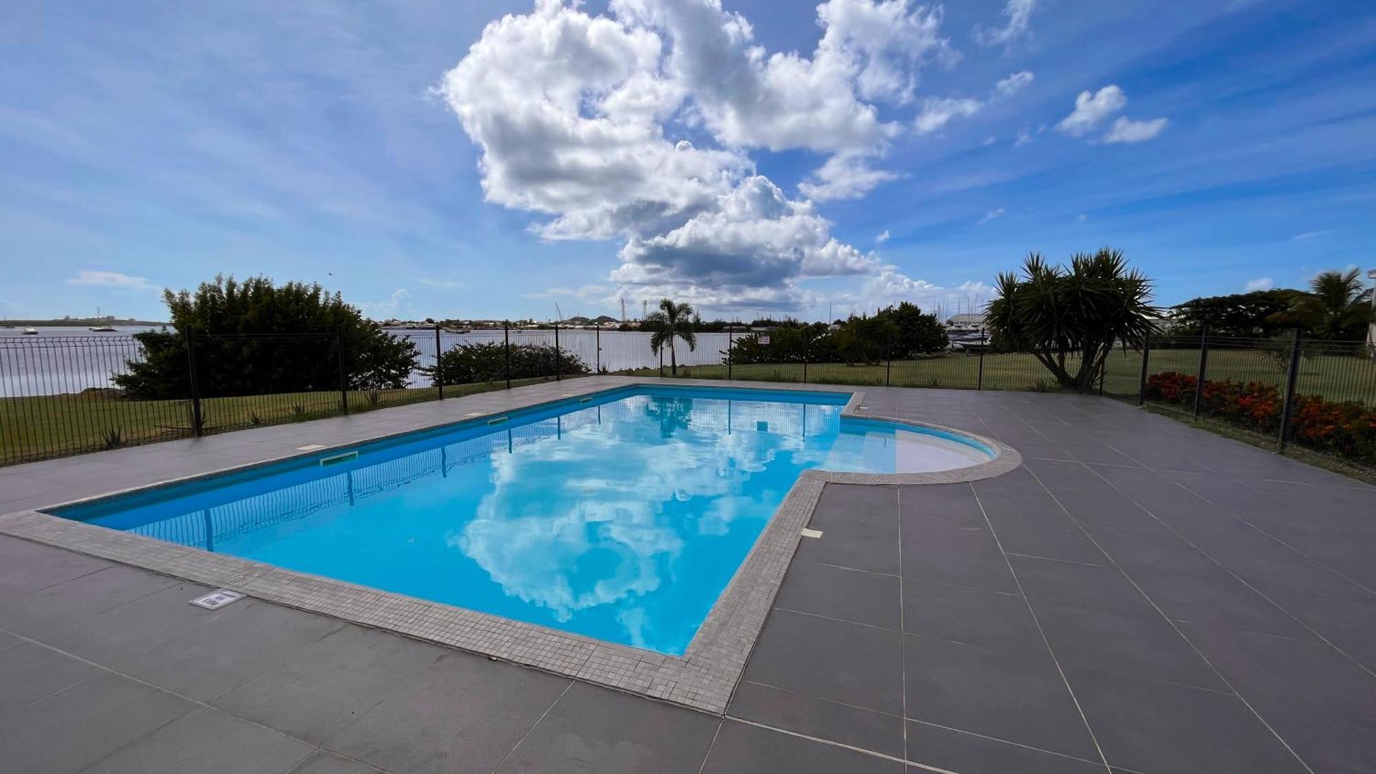 Le Sea-Breeze - Beau Studio Piscine Vue Lagon Marigot  Bagian luar foto
